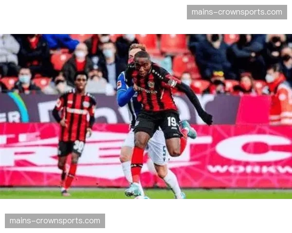 更多球队放弃高位逼抢转向紧凑防守反映联赛务实化趋势